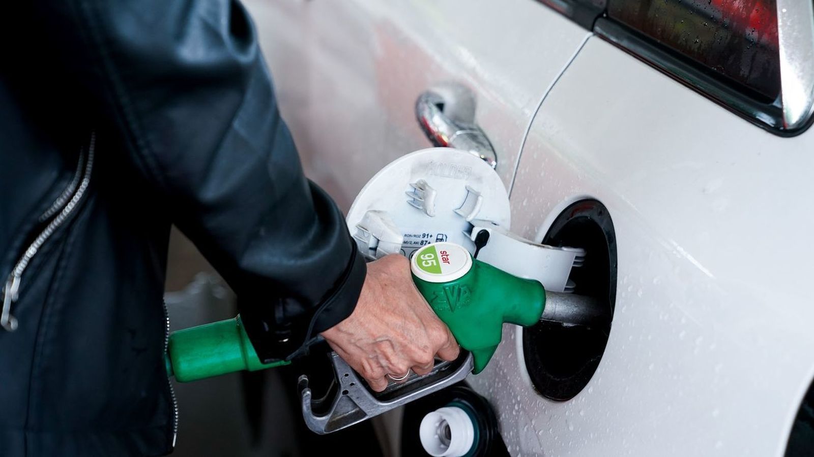 Una persona reposta en una gasolinera