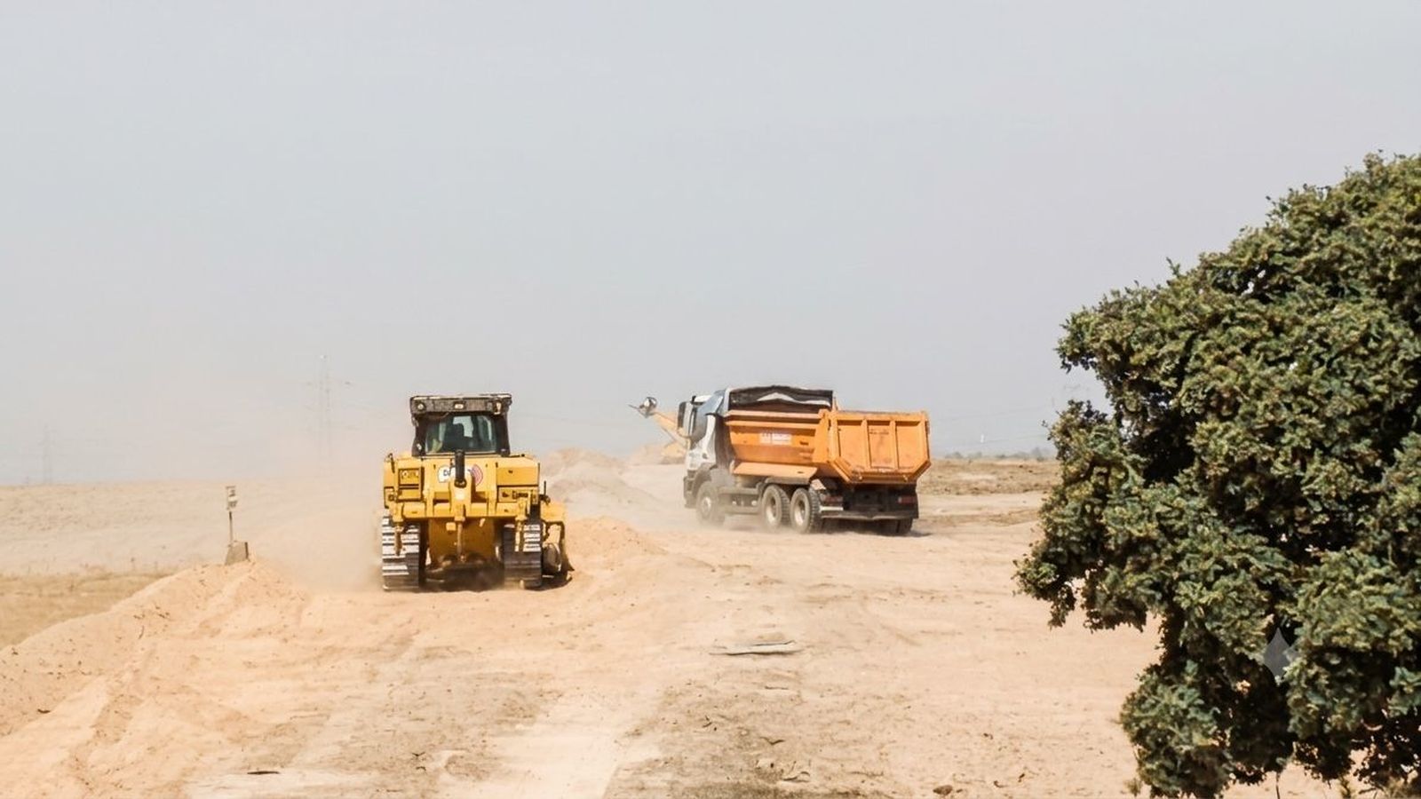 Maquinaria pesada trabajando en un paraje natural de Alcorcón