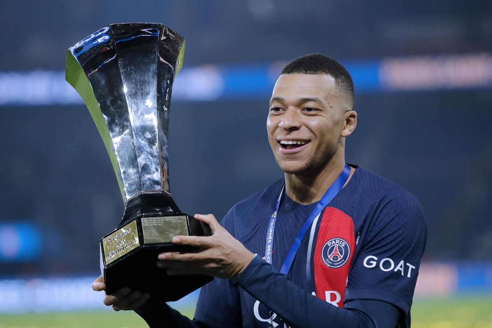 Mbappé con la Supercopa de Francia