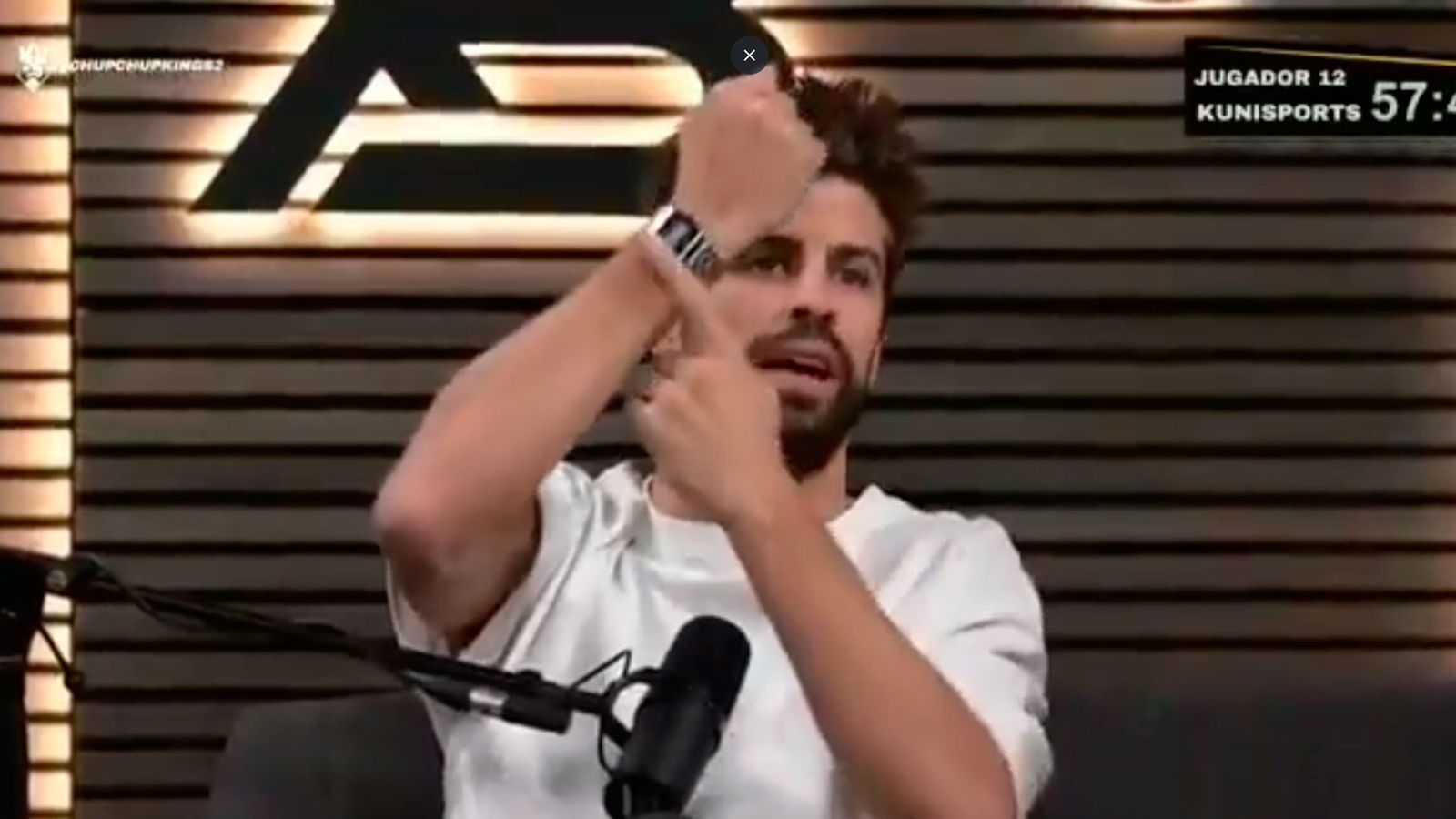 Piqué muestra un reloj Casio en su muñeca