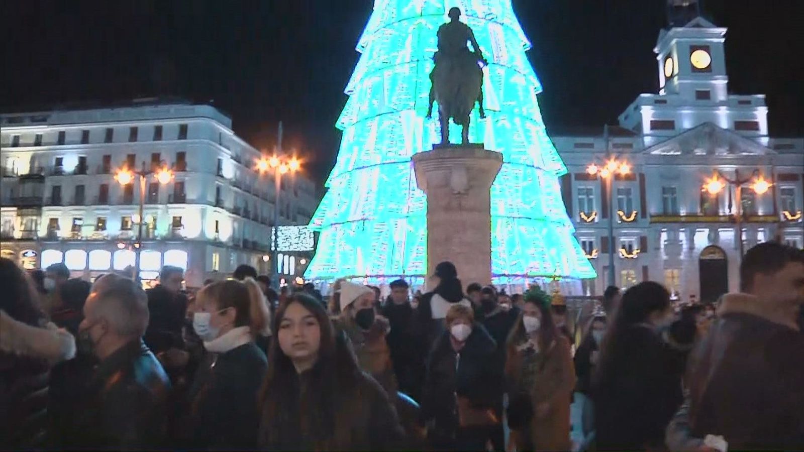 La Puerta del Sol y su entorno se llenan de gente en pleno puente de la Constitución