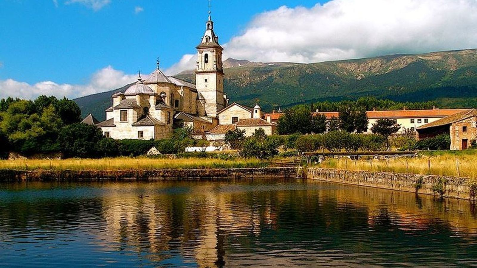 Vista del Monasterio de El Paular con el macizo de Peñalara al fondo