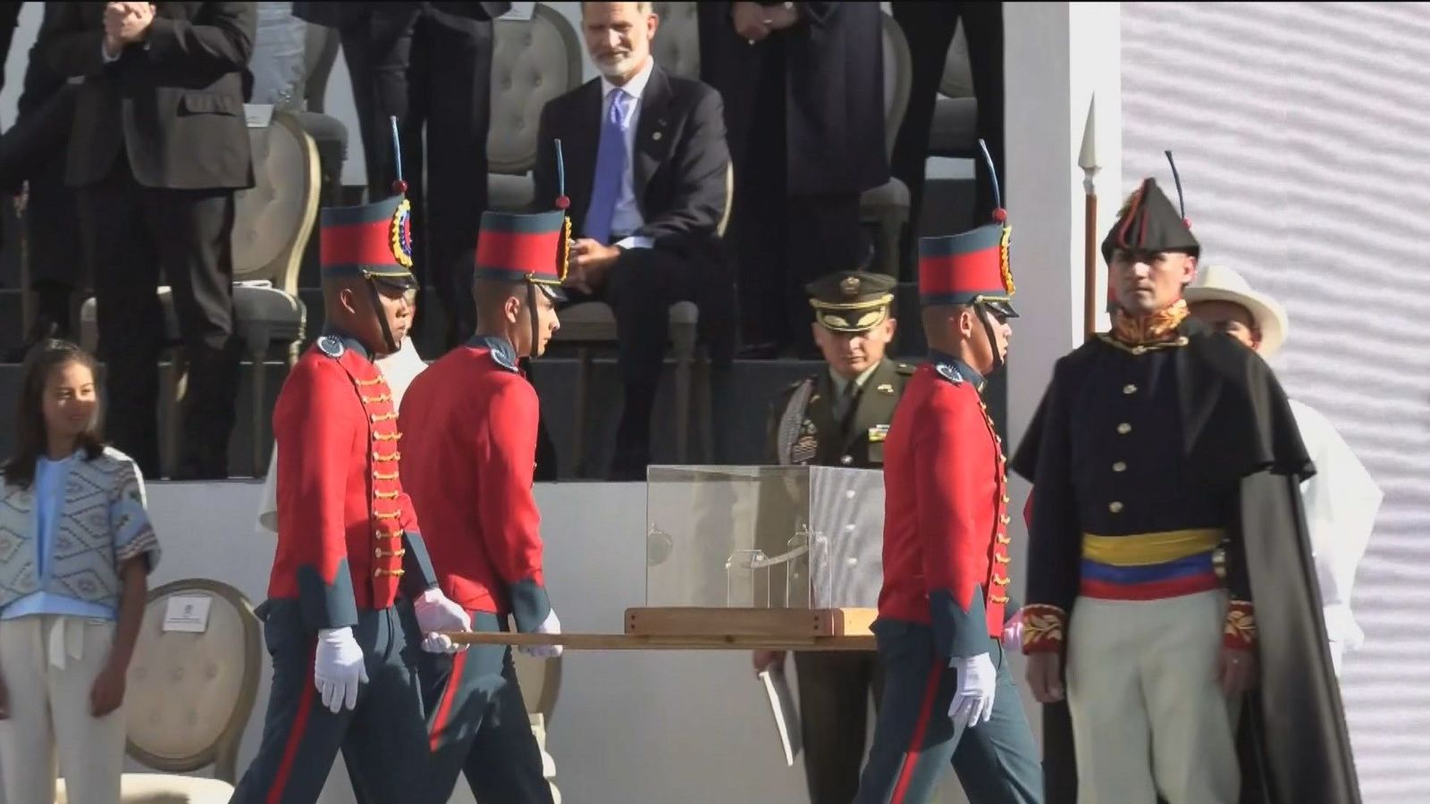 Podemos insiste en exigir a Felipe VI que se disculpe y le acusa de "falta de respeto" por no levantarse ante la espada de Bolivar