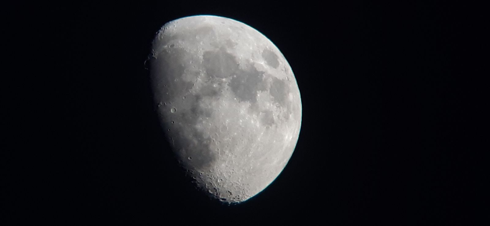 Luna creciente captada desde el centro de Madrid