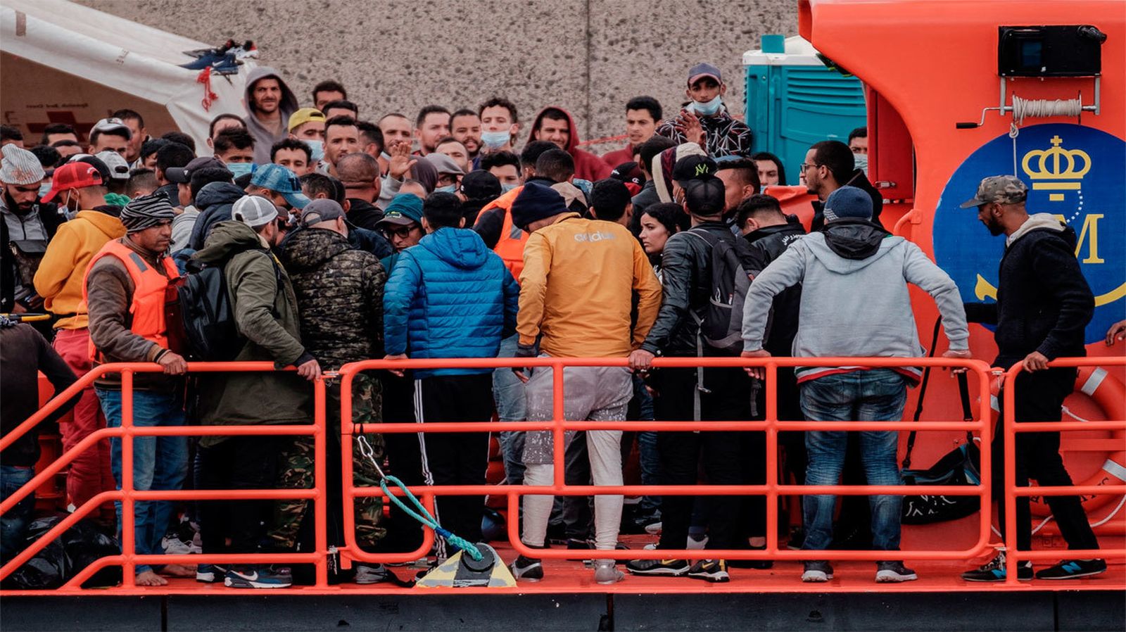 Inmigrantes a bordo de una patrullera de Salvamento Marítimo llegan al puerto de Arguineguín