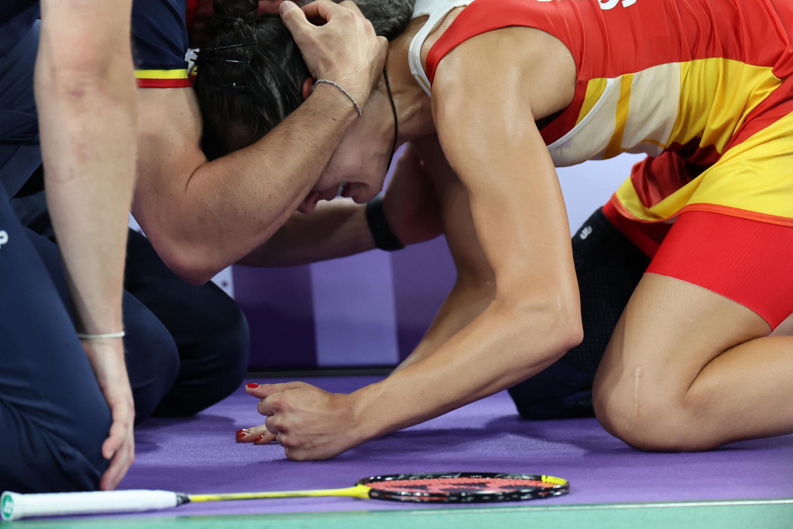 Carolina Marín llora con su entrenador tras lesionarse en París 2024