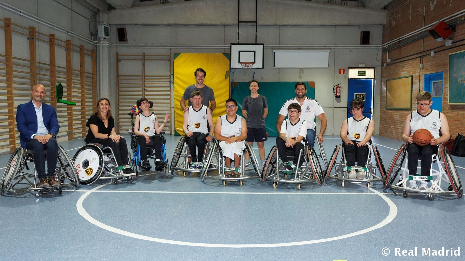 Felipe Reyes visita la escuela de baloncesto en silla de ruedas de la Fundación Real Madrid