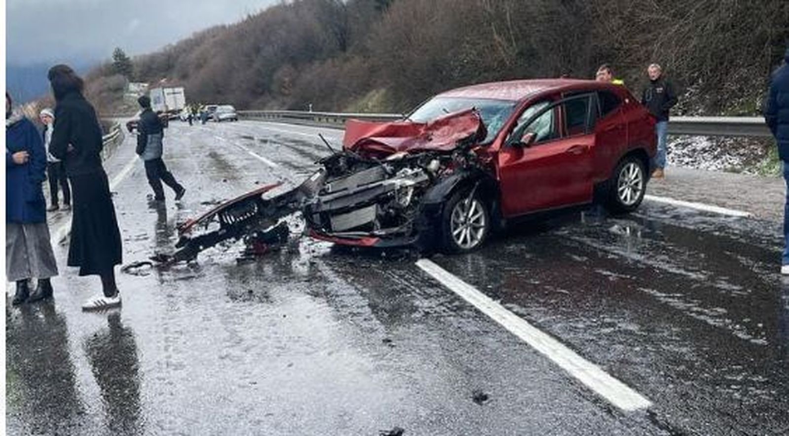 El granizo causa un choque en cadena de vehículos en Somosierra con 7 heridos leves