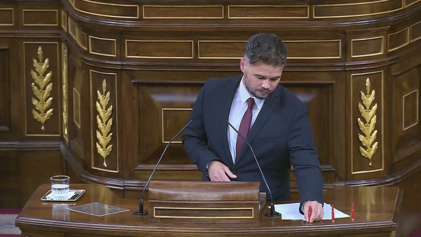 Sánchez, Batet y Feijóo reprenden a Rufián por exhibir de tres balas en el Congreso