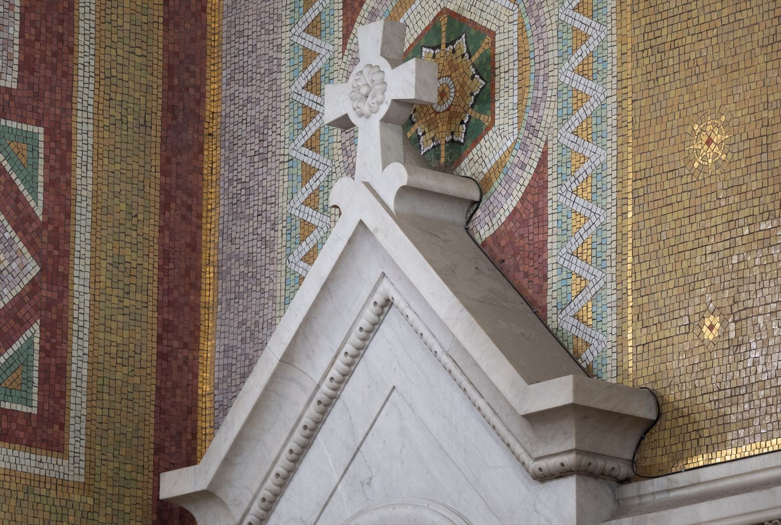 Una cruz de una iglesia