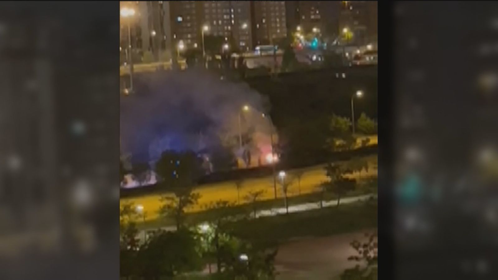 Imagen de un coche ardiendo en Sanchinarro tomada por un vecino