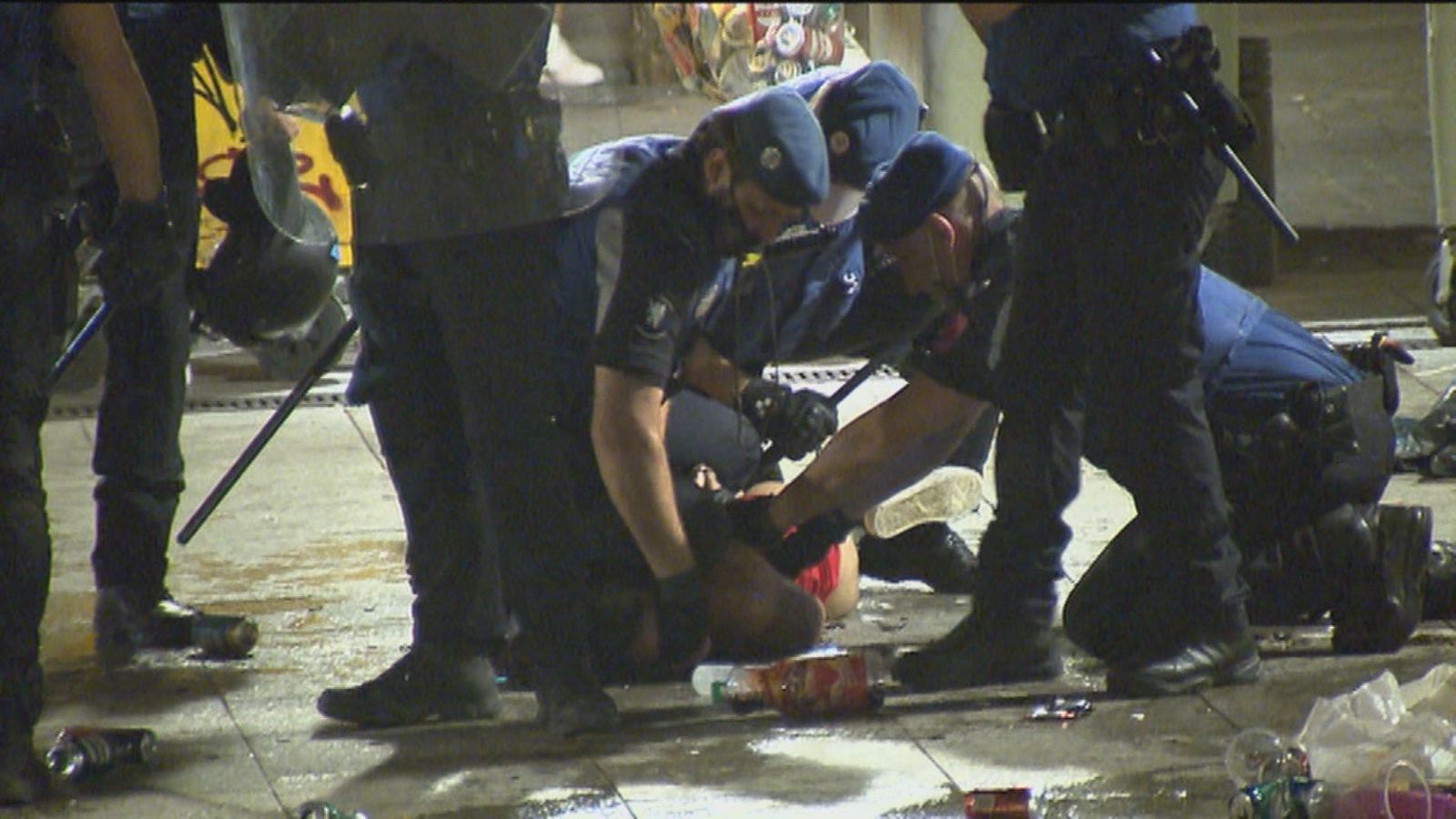 Desalojan el macrobotellón de la plaza Pedro Zerolo, con un detenido por tirar objetos a la Policía