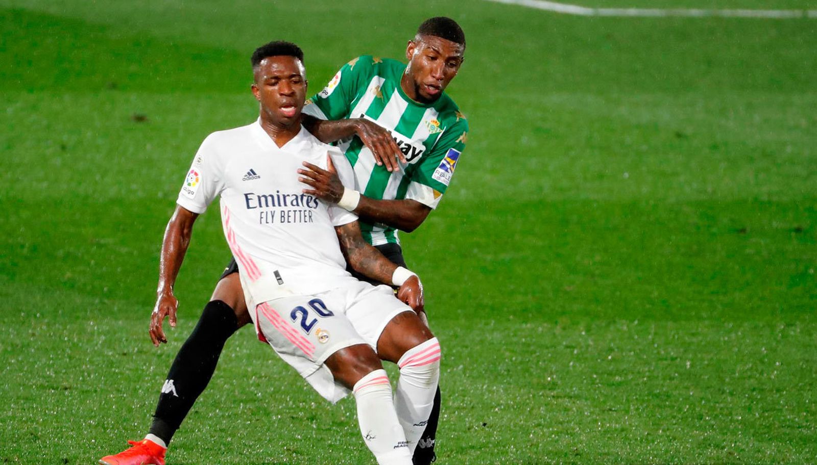 Vinicius en la disputa de un balón con Emerson