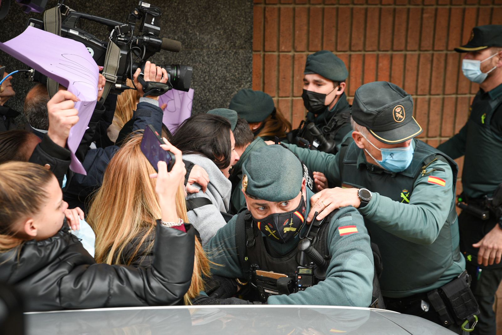 Llegada a los juzgados del presunto parricida de Sueca