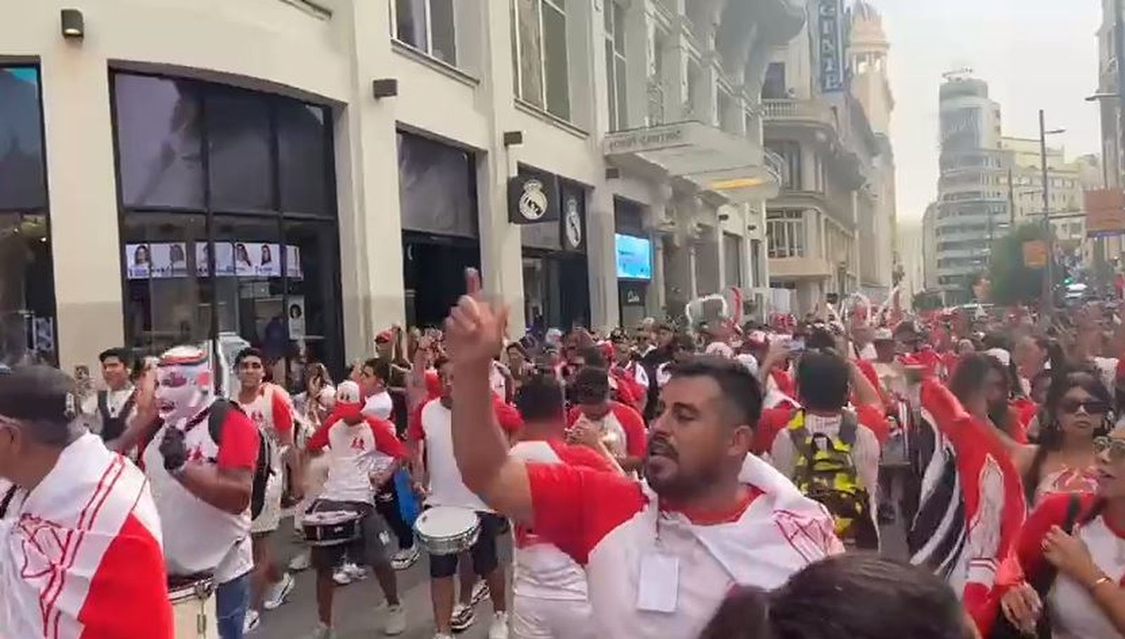 Peruanos en Madrid en la previa del Australia - Perú