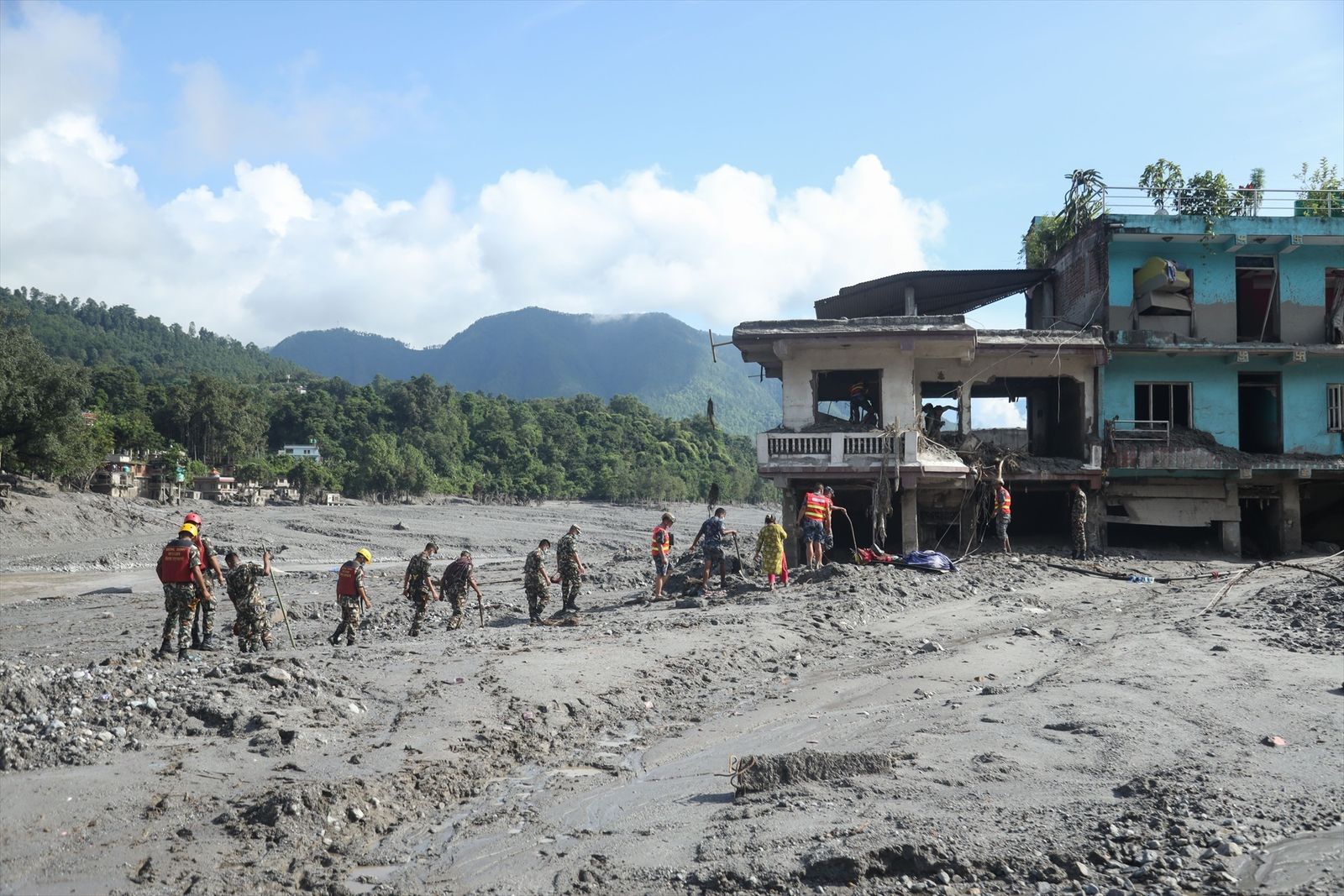Operaciones de rescate en Nepal tras la riada de lodo y rocas procedente del Tibet