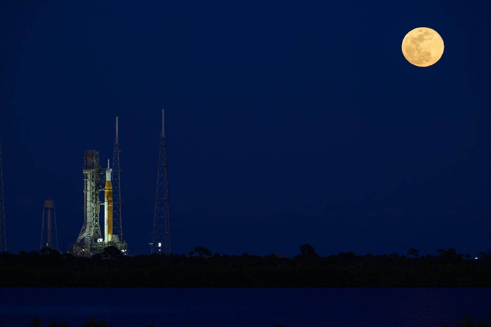 Vista de la Luna sobre el cohete Artemis II de la NASA