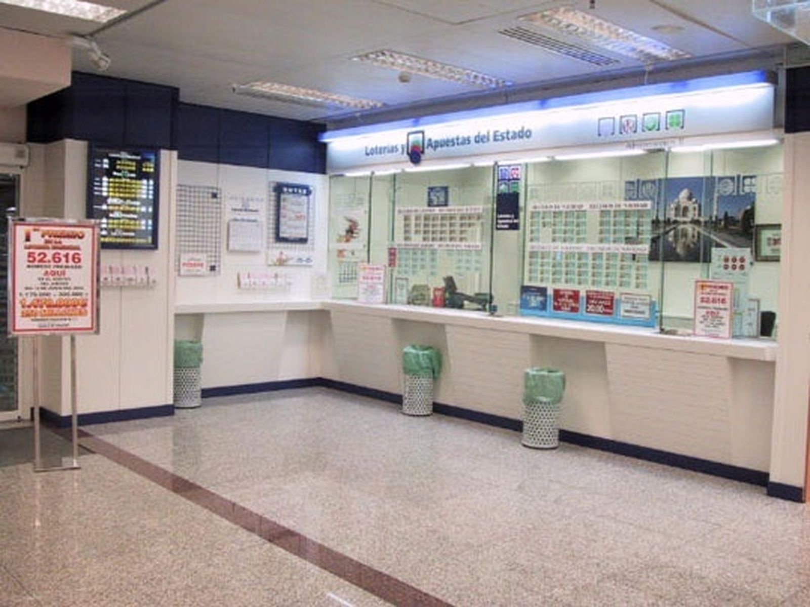 Administración de Loterías Nº17 de Alcalá de Henares, situada en el centro comercial Hipercor