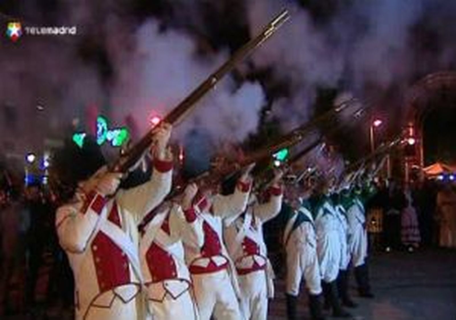 Unos 300 mostoleños, vestidos de época, participan en Desfile de Farolillos