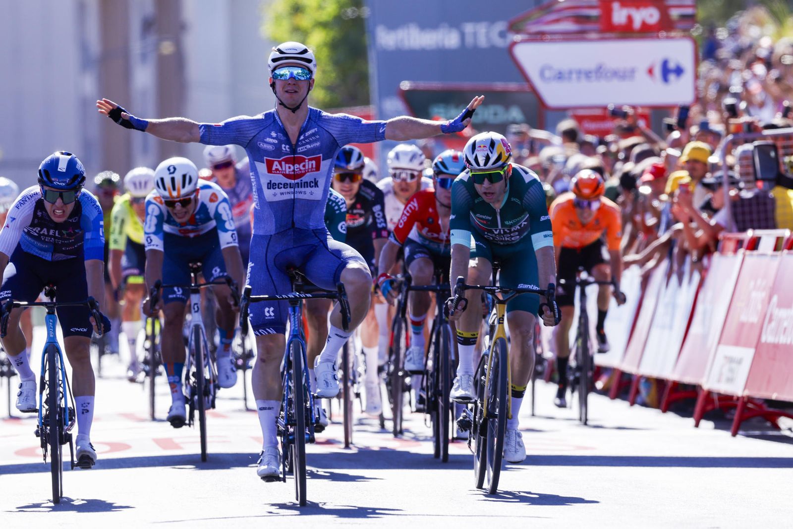 El ciclista australiano Kaden Groves, del Alpecin, celebra su victoria en la segunda etapa de la Vuelta a España