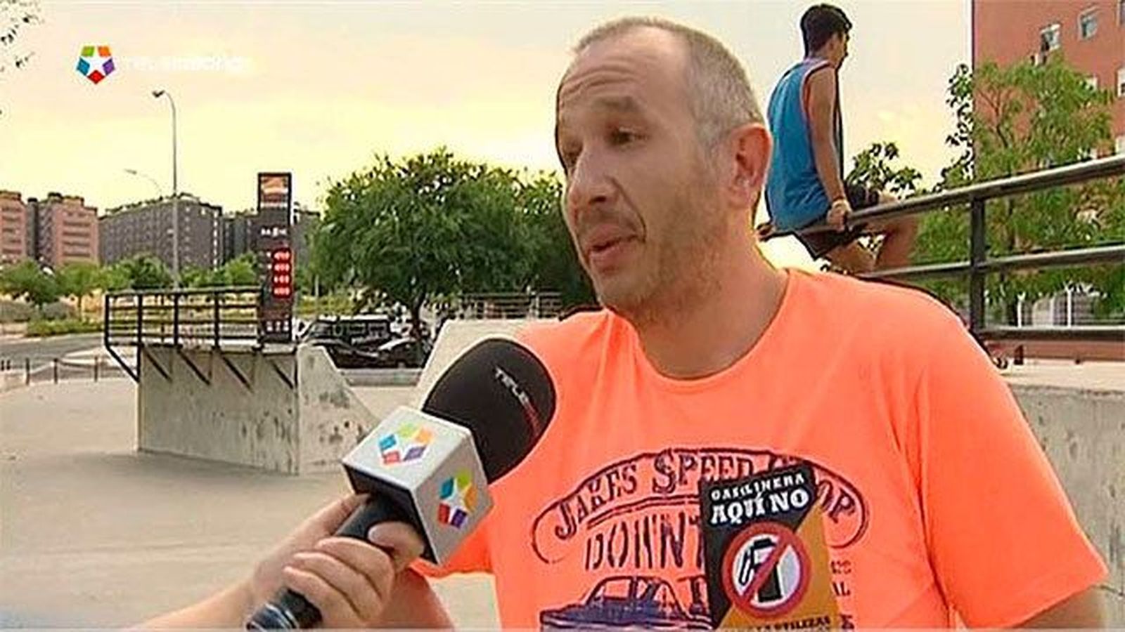 Vecinos del barrio de Butarque  exigen el traslado de una gasolinera