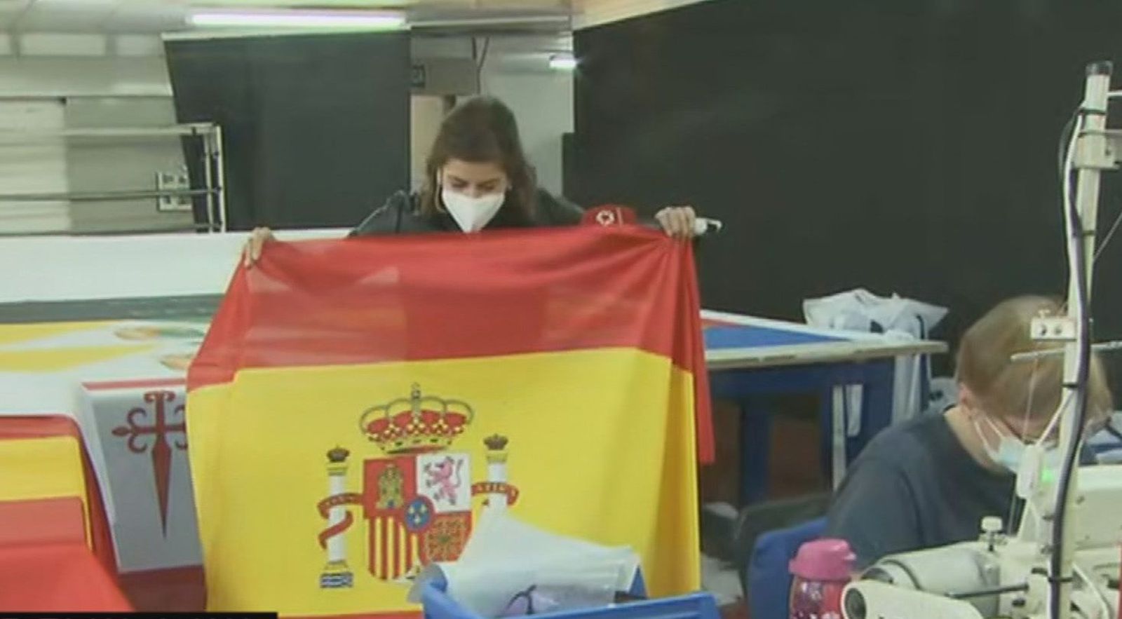 Frenética actividad en la fábrica de Colmenar Viejo donde se confeccionan las banderas de España más grandes