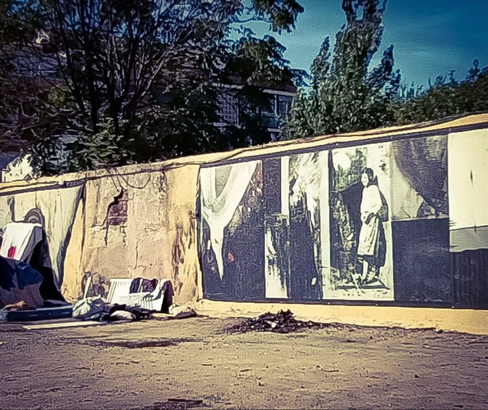 Estado en el que quedó tras el incendio el muro homenaje a Robert Capa