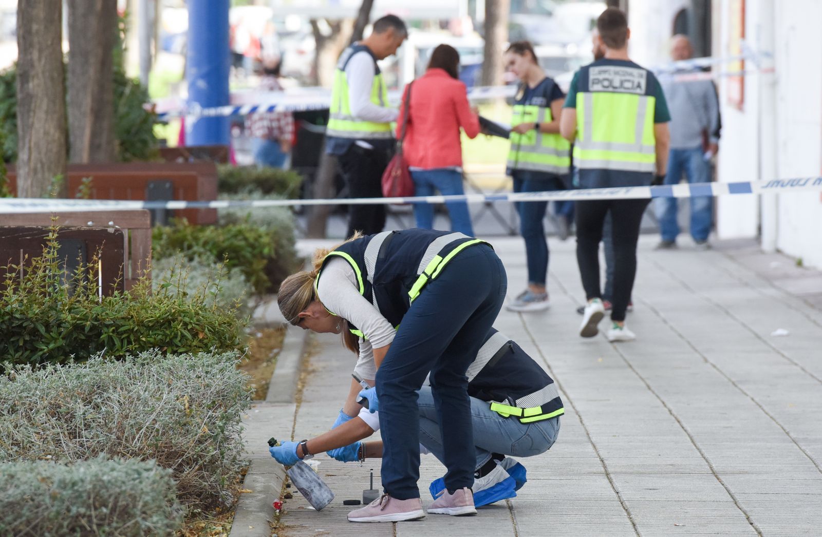Varios agentes de Policía Nacional obtienen pruebas en las inmediaciones de la discoteca ‘Caña Brava’ de Fuenlabrada
