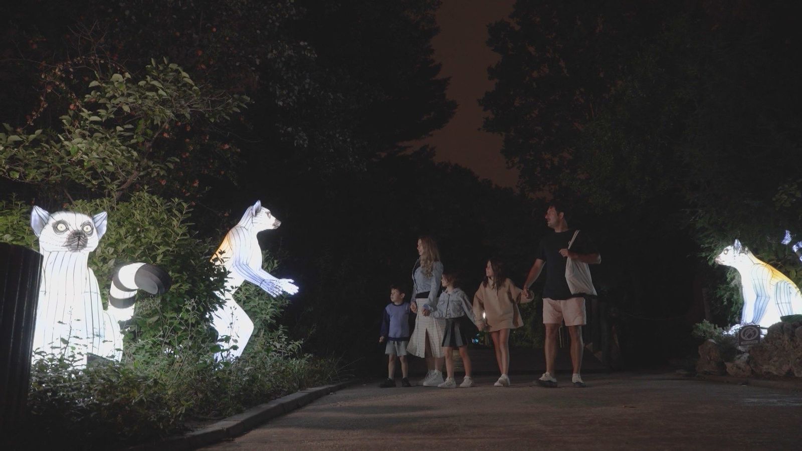 Más de 200 figuras gigantes de animales brillan en las noches de verano en Faunia