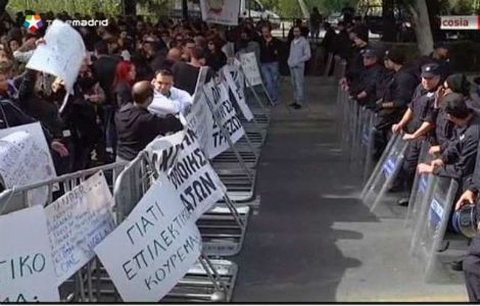 Gobierno y bancos chipriotas urgen a aprobar el "plan B" para evitar la quiebra