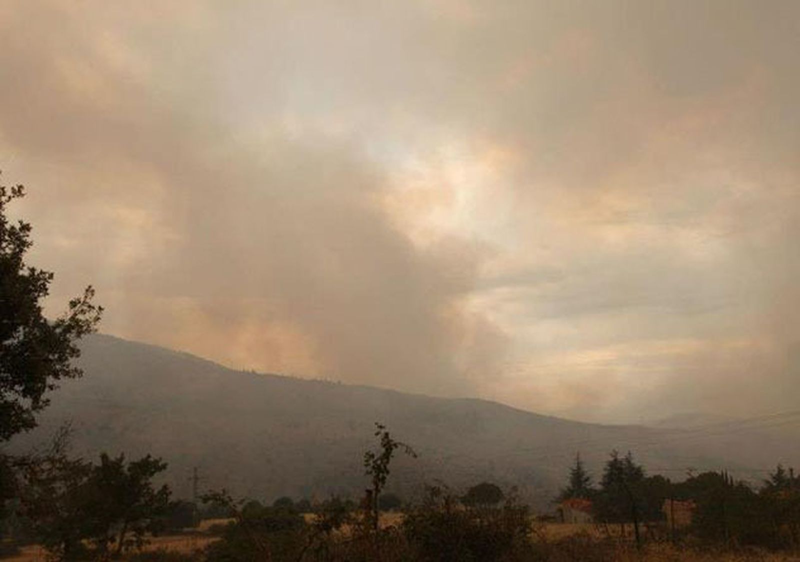 Incendio en la sierra oeste: Cielo cubierto de humo
