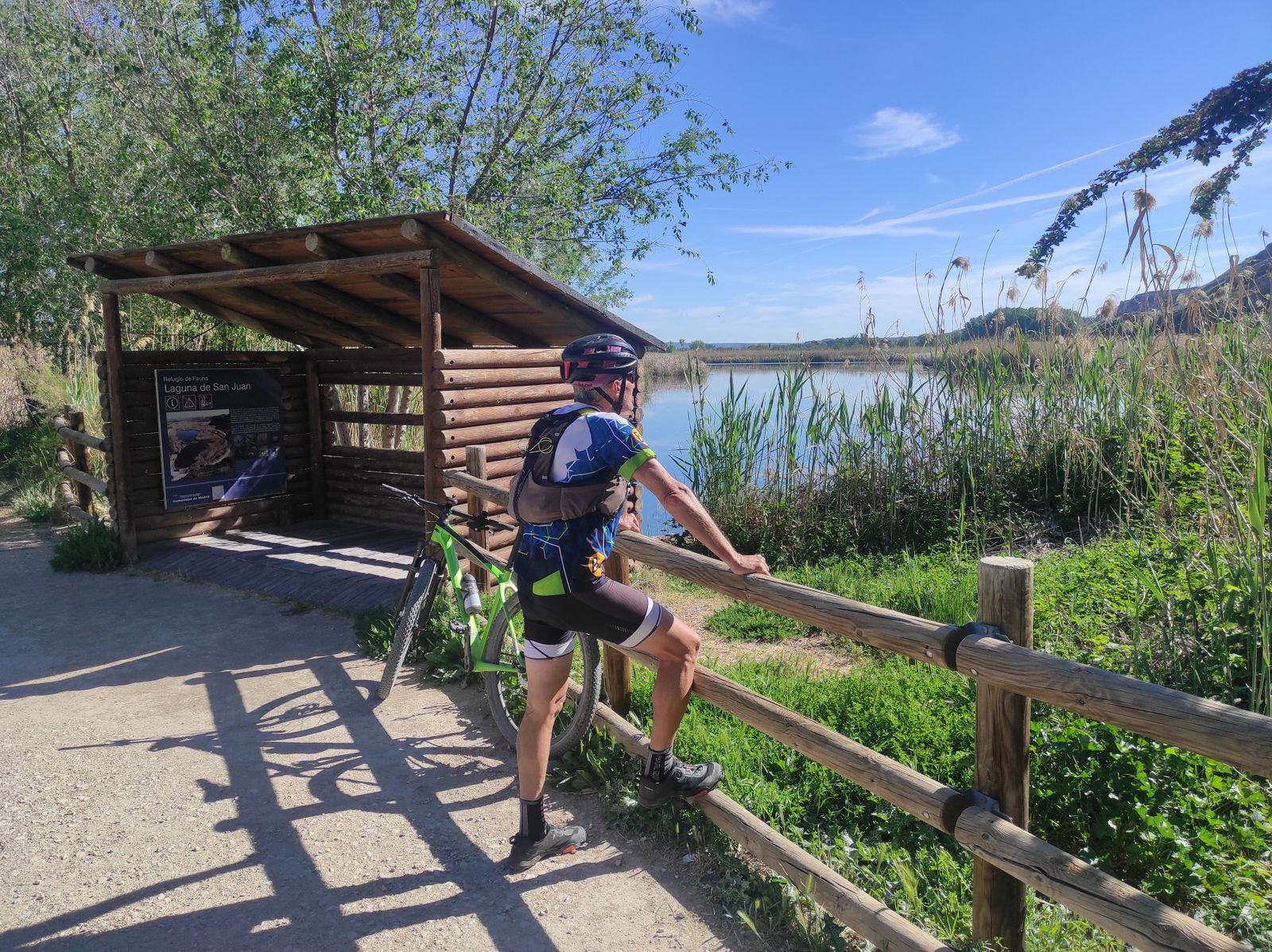Un ciclista observa la Laguna de San Juan, en el curso bajo del río Tajuña