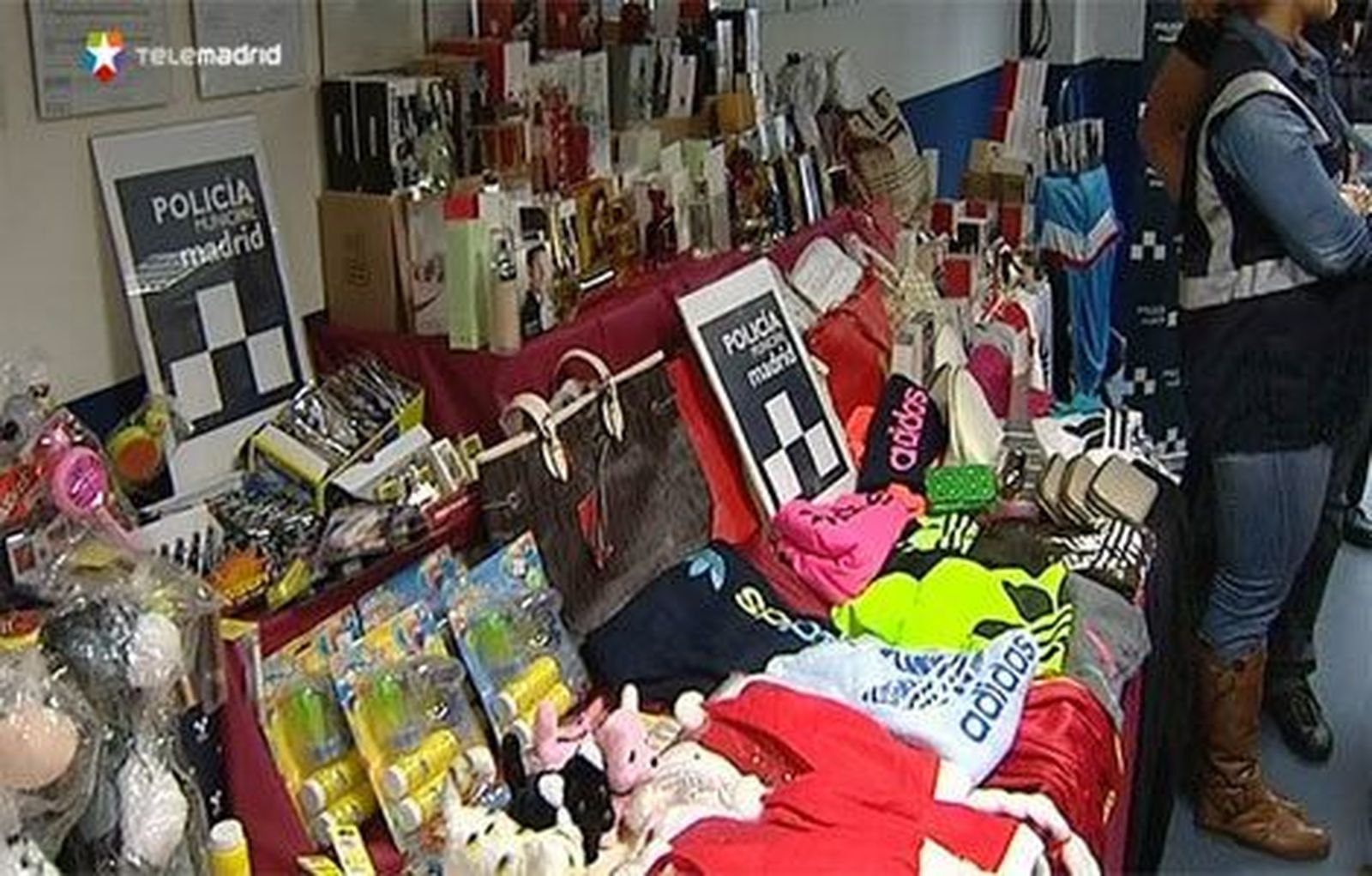 La Policía Municipal madrileña interviene miles de productos falsos o peligrosos