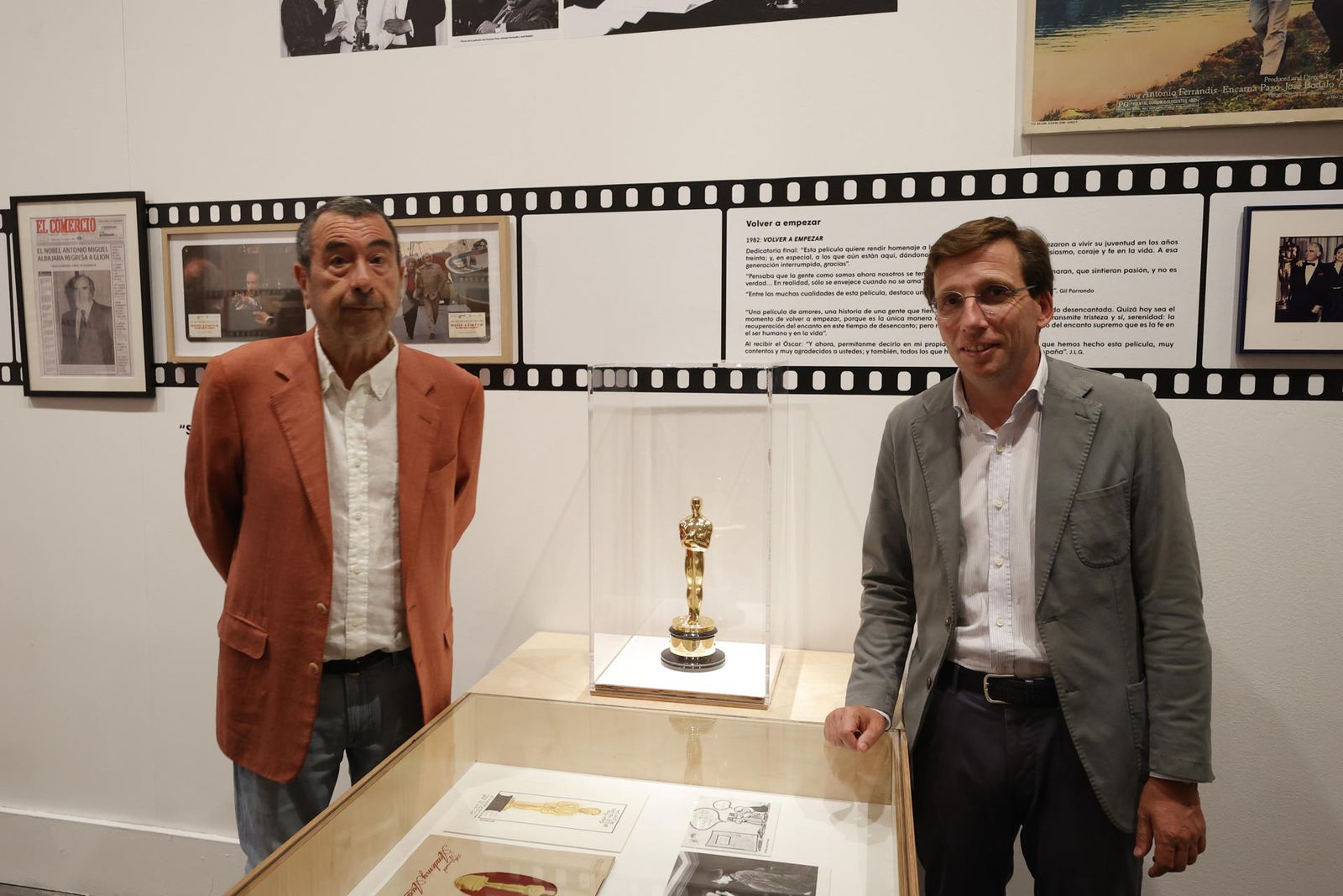 José Luis Martínez-Almeida y José Luis Garci durante la presentación de la exposición
