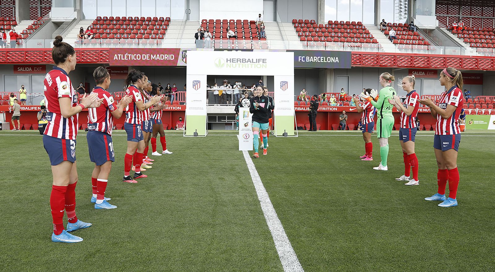 Pasillo del Atlético al Barcelona