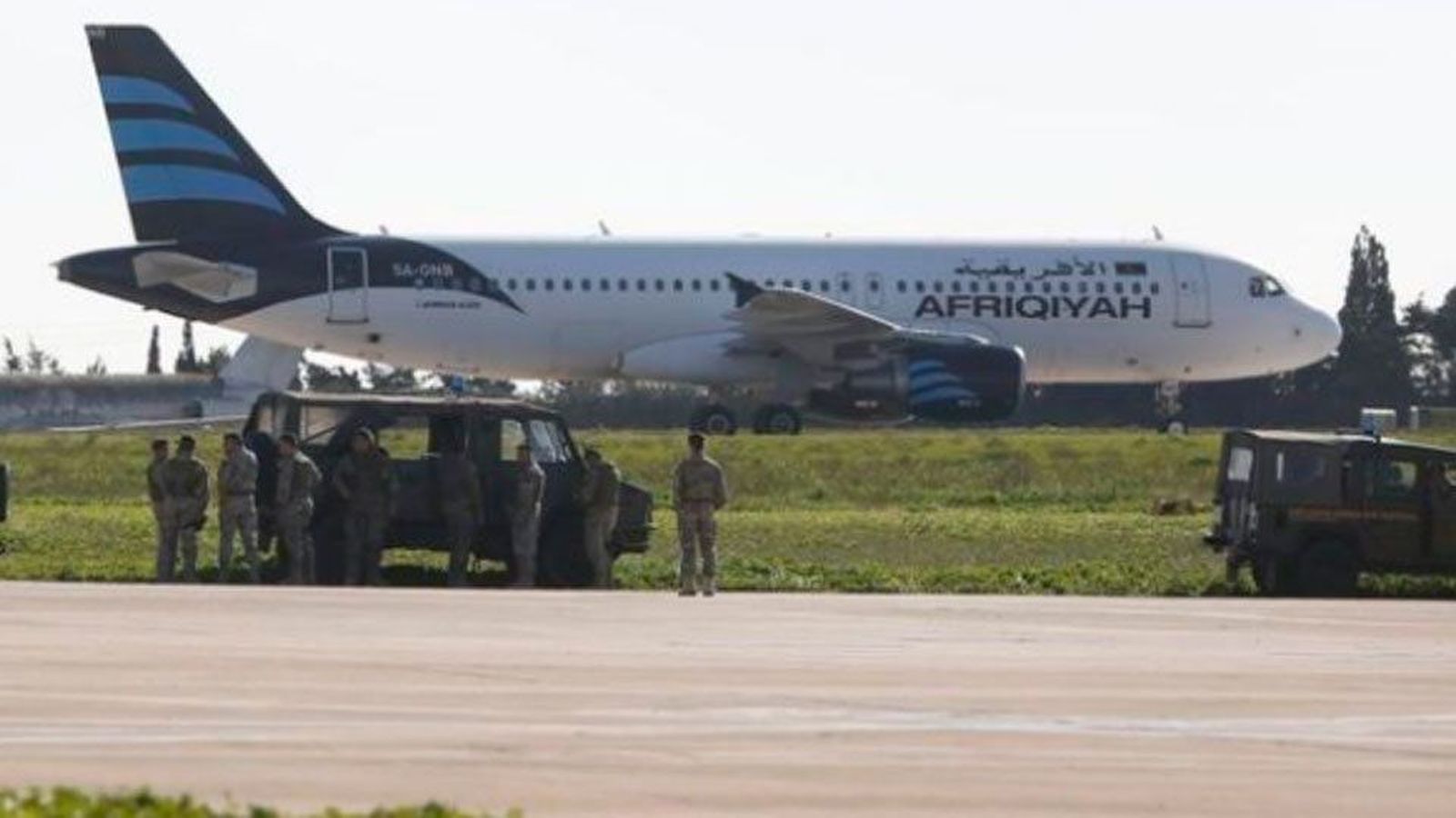 Aterriza en Malta un avión libio secuestrado con 118 personas a bordo
