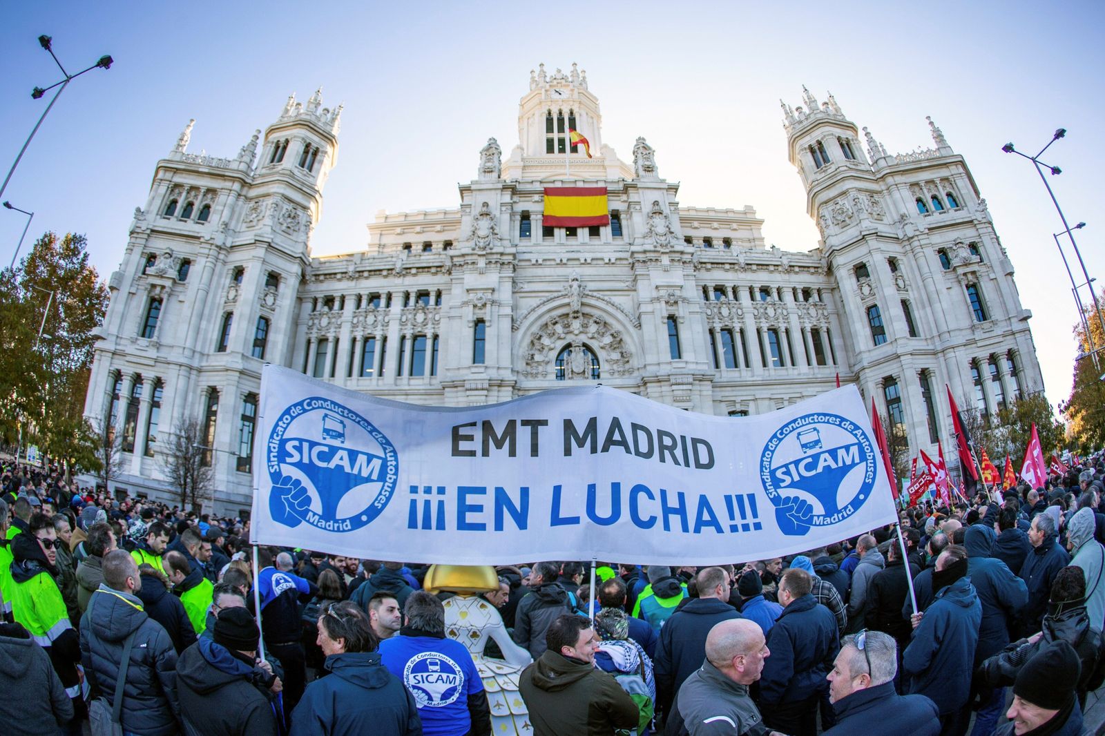 Trabajadores de la EMT, en una protesta ante el Ayuntamiento de Madrid