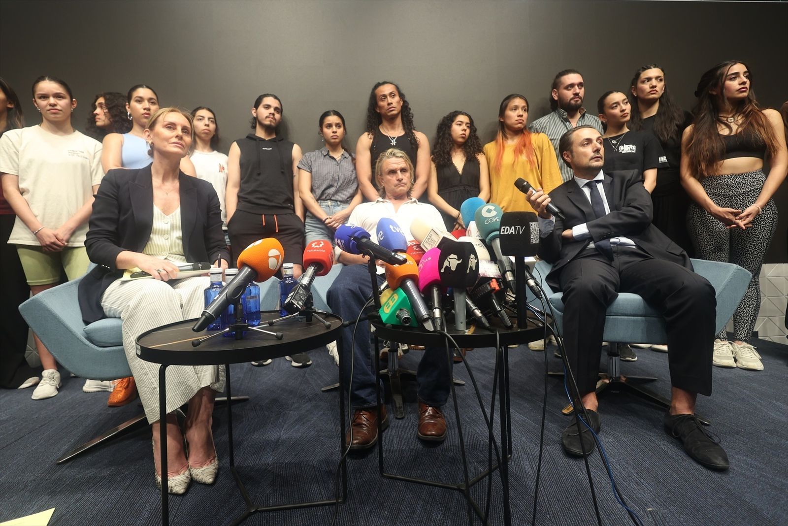 Nacho Cano con los integrantes del musical 'Malinche'