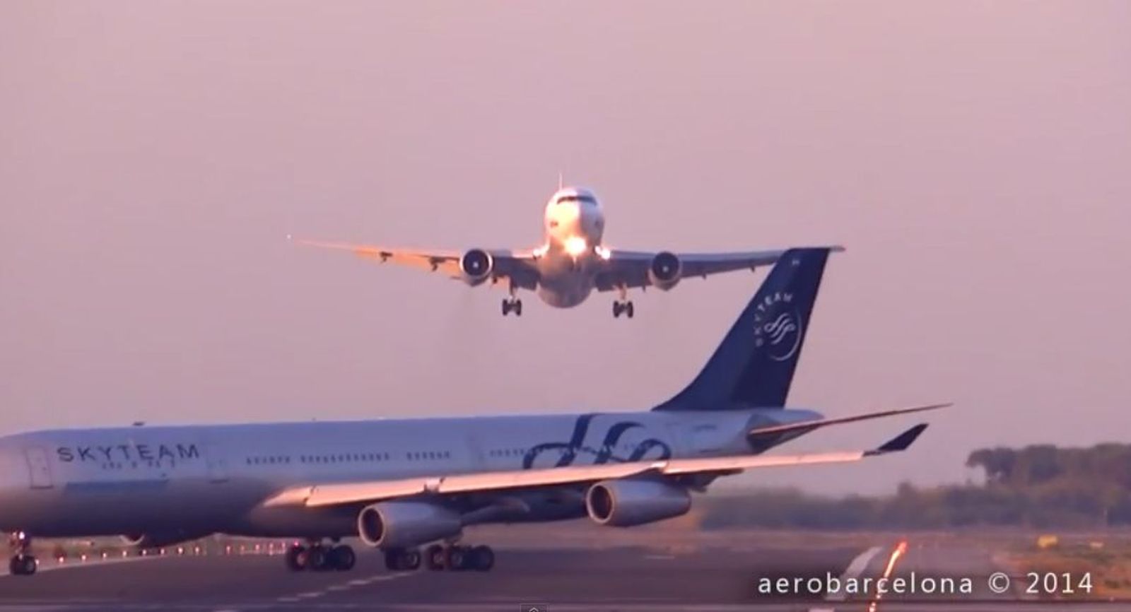 Un videoaficionado capta a un avión abortando un aterrizaje en Barcelona