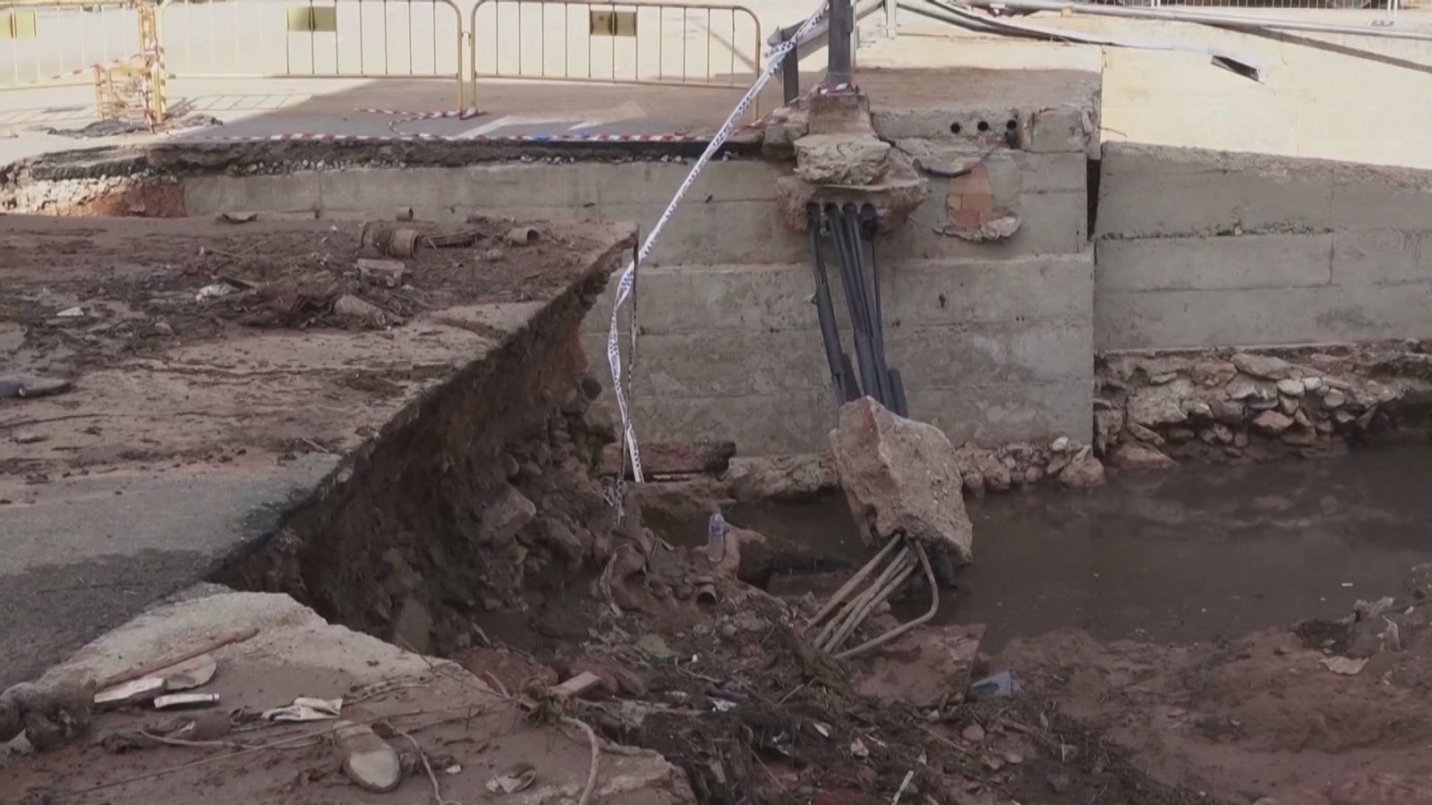 Puente destrozado por la DANA