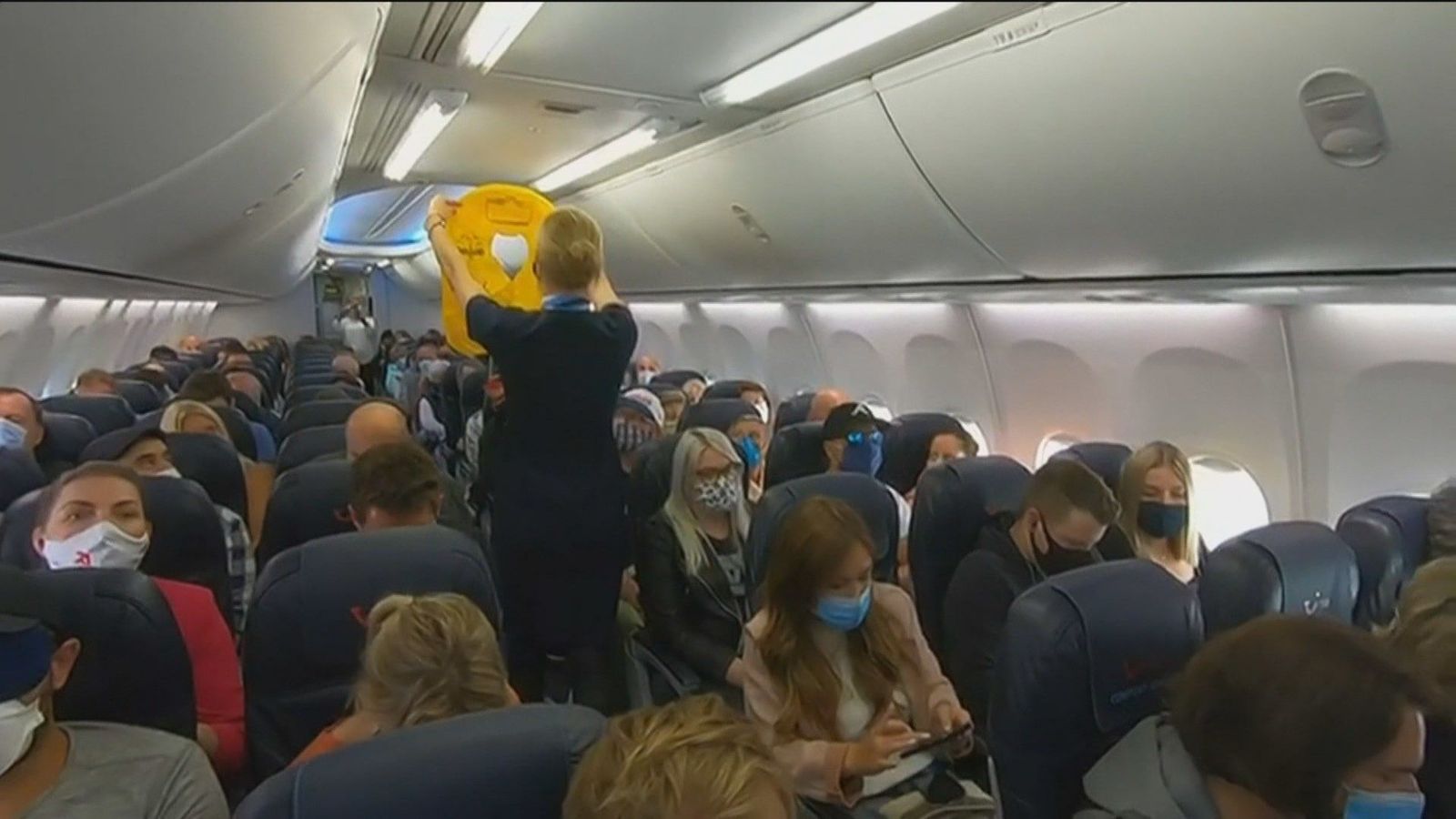 Las azafatas de vuelo denuncian a España ante la UE por discriminación
