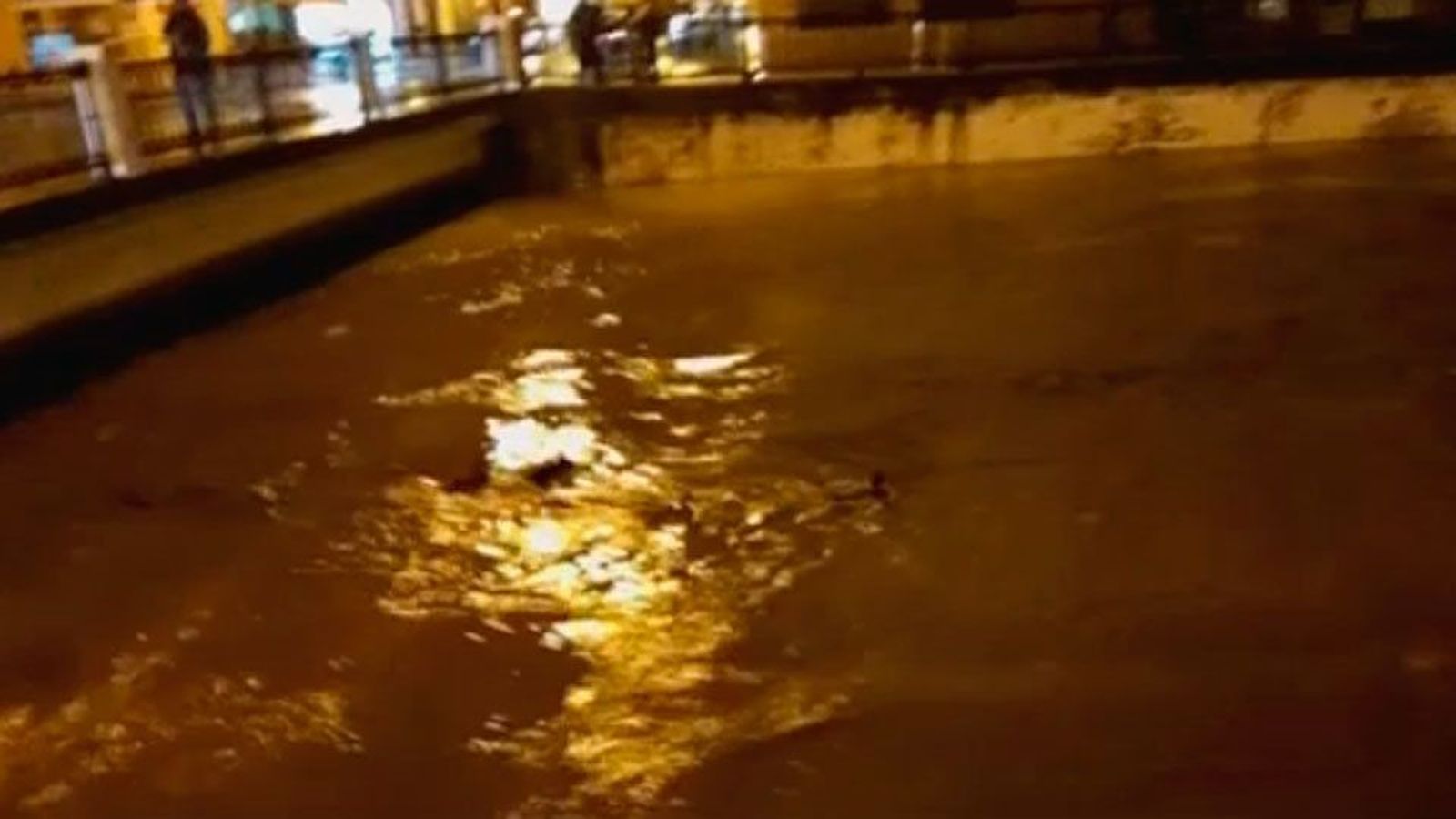 Los Bomberos rescatan a varios automovilistas atrapados en balsas de agua en Vizcaya