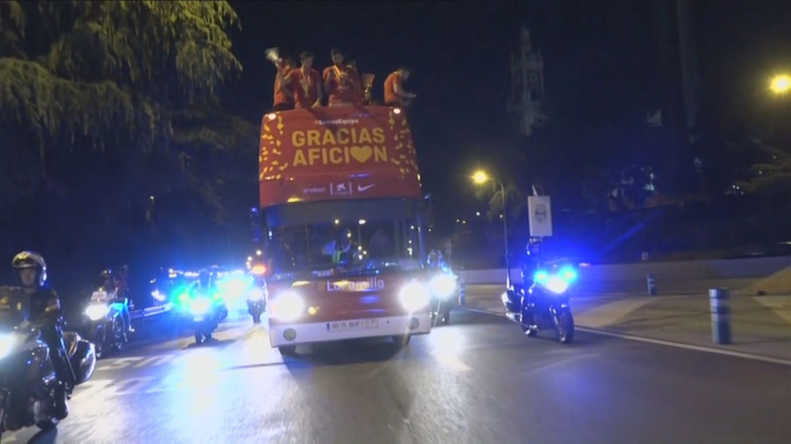 El autobús con los campeones camino de Colón
