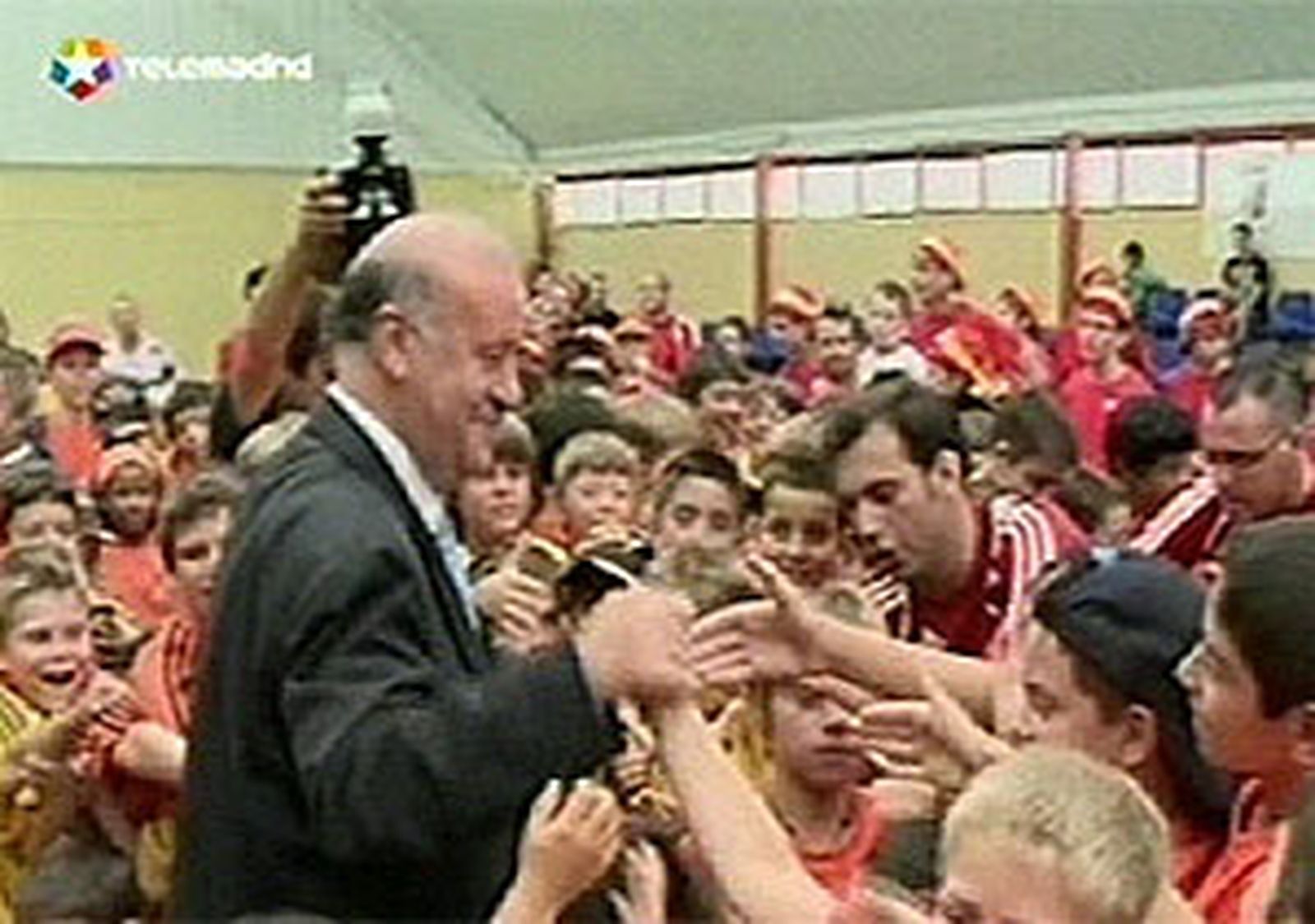 Vicente del Bosque con los chavales del campus
