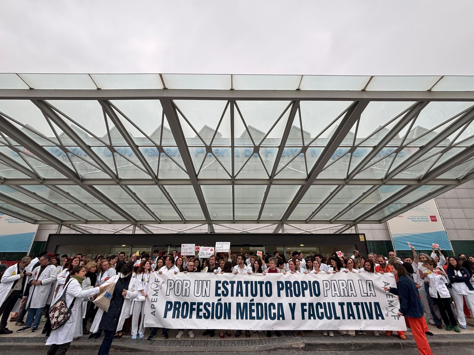 Los médicos llevan al Puerta de Hierro la protesta por su estatuto laboral