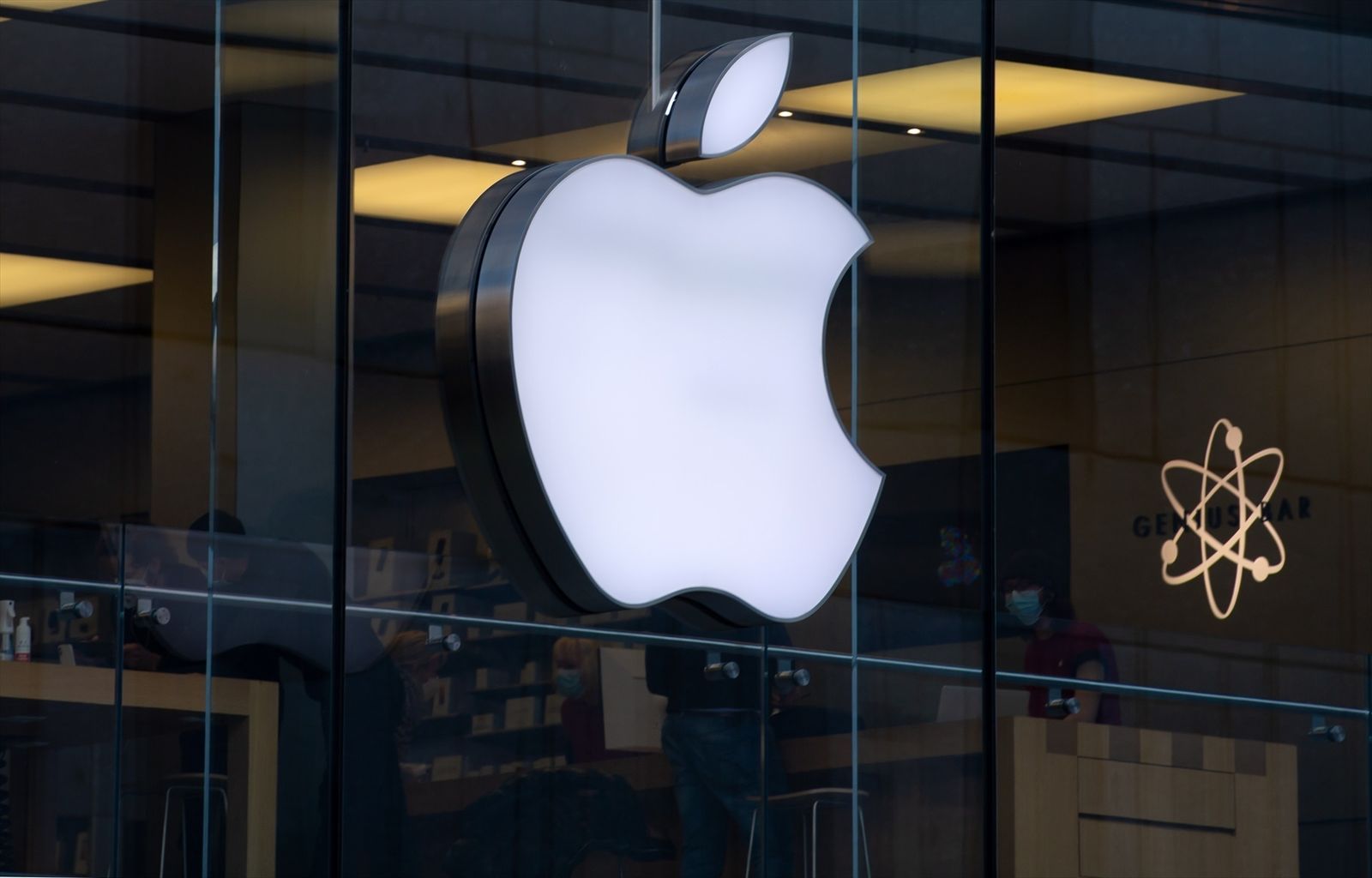 Acusan a un exempleado de Apple por robar tecnología de coches autónomos y darla a China