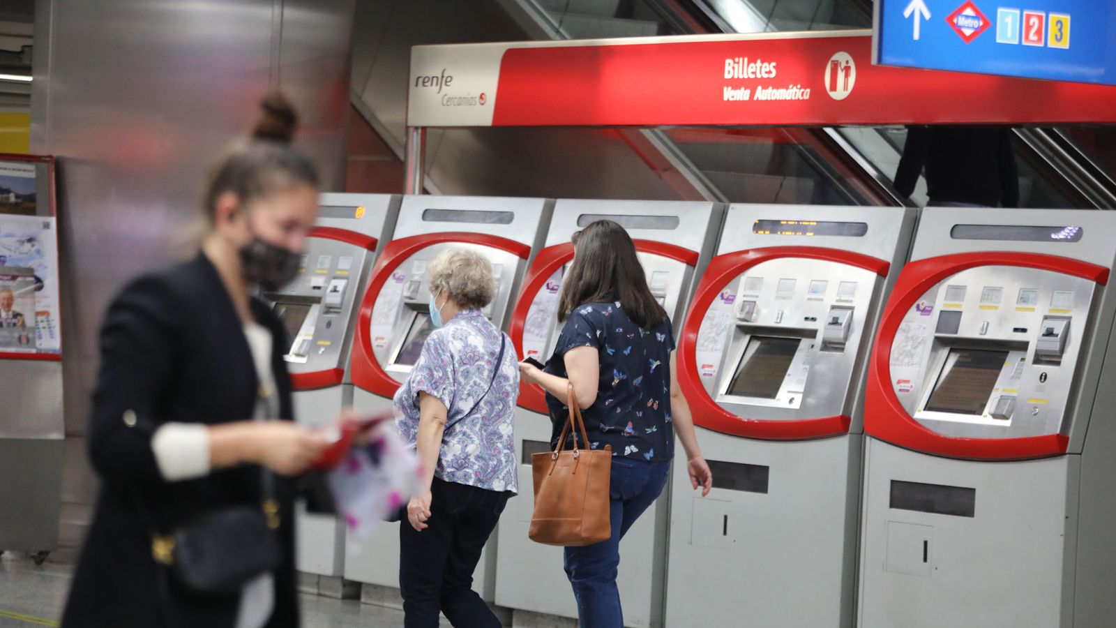 Varios viajeros caminan por las inmediaciones de la estación de Cercanías de Sol
