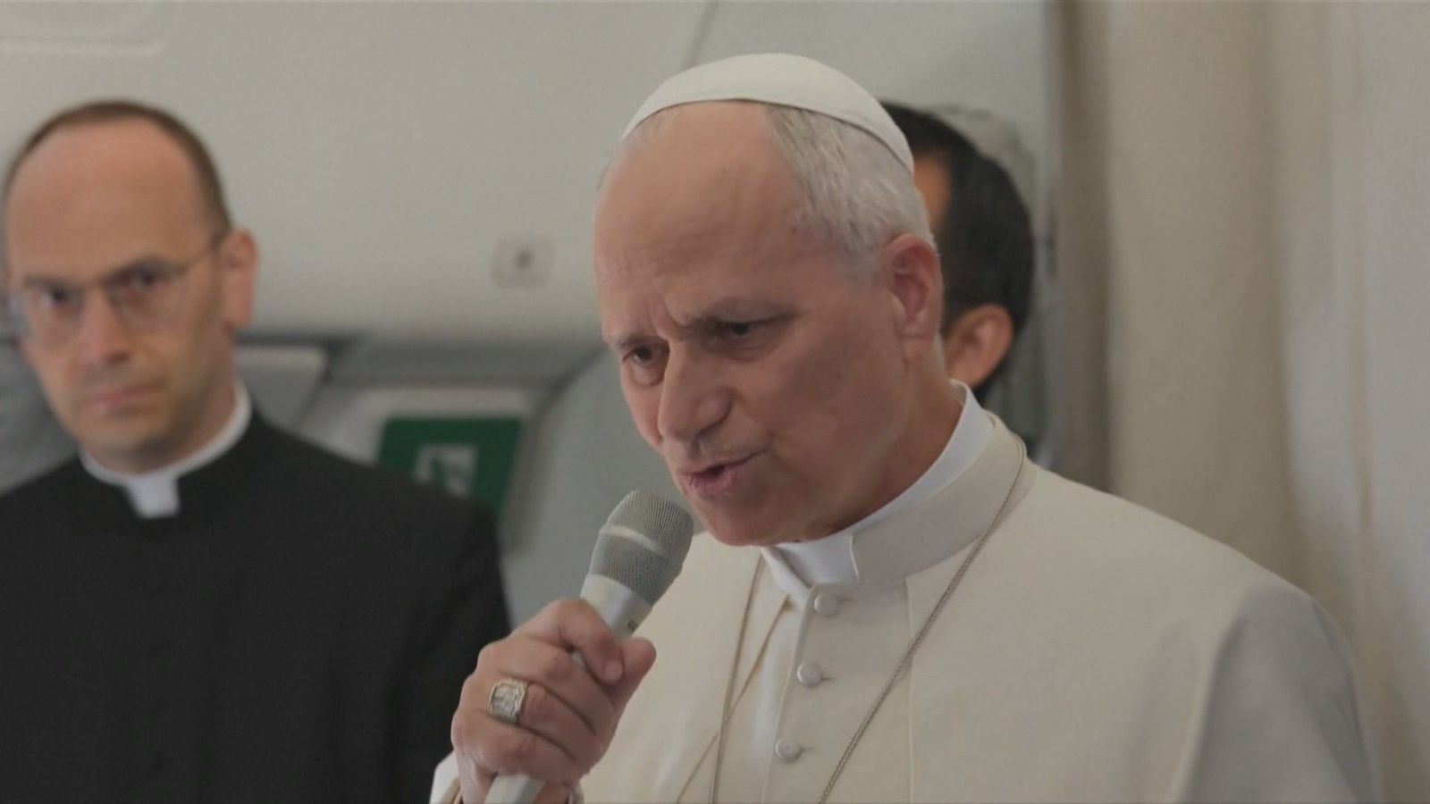 León XIV dice que a los migrantes "hay que tratarlos como seres humanos, no peor que a las mascotas"