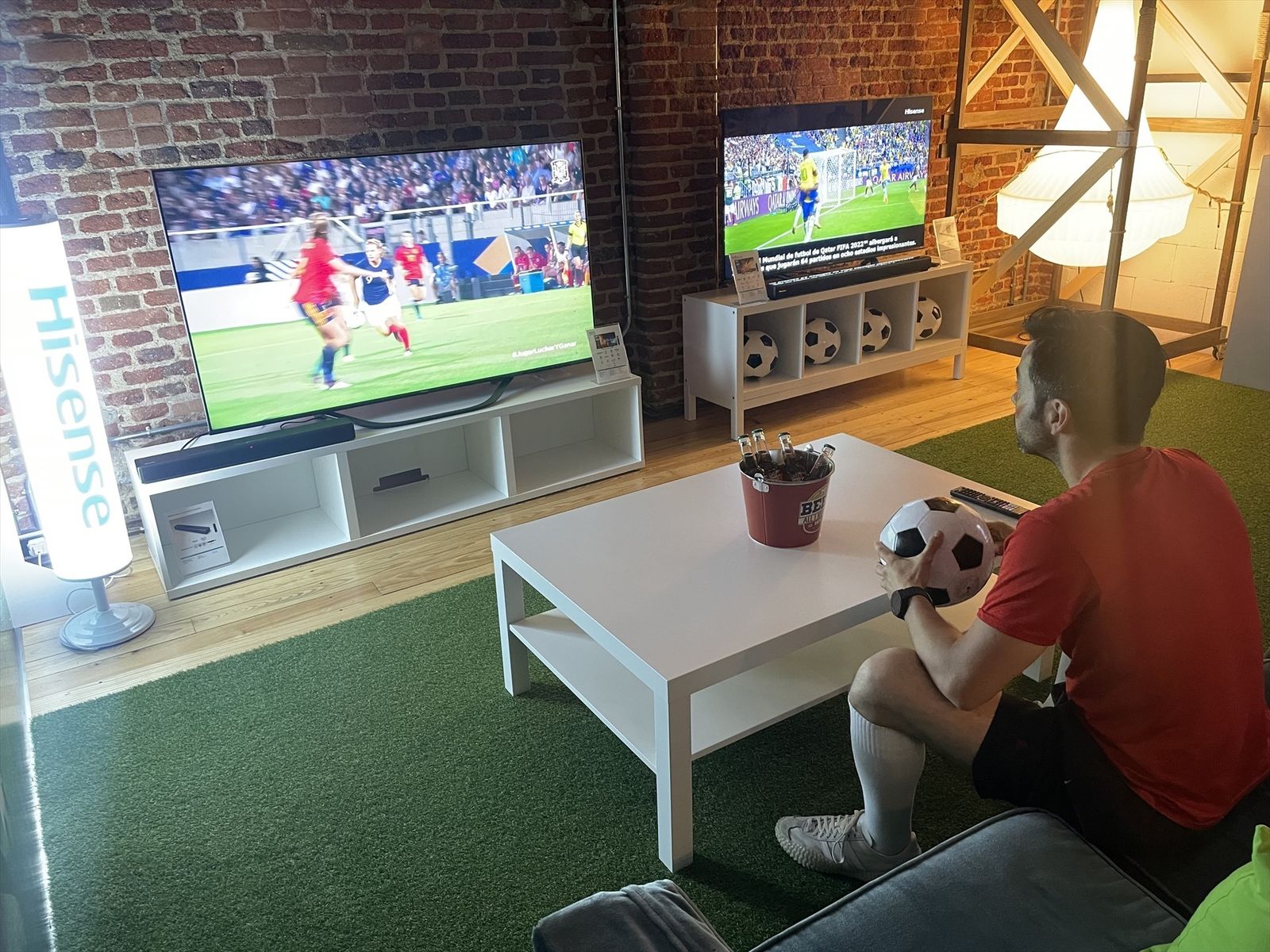 Aficionado viendo un partido de fútbol