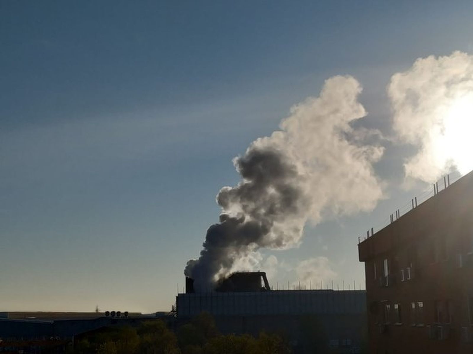 Columna de humo en la factoría de Corrugados de Getafe